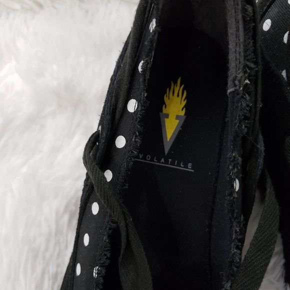 Very Volatile Vintage Y2K Rockabilly Poka Dot Black Wedges - Picture 8 of 8